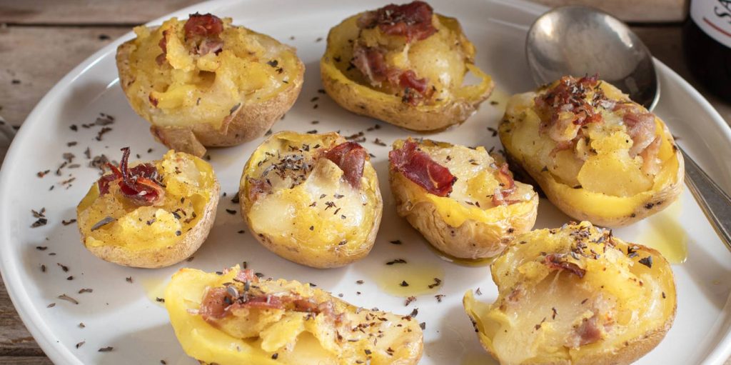piatto con patate ripiene e bottiglia di Sancrispino BIo