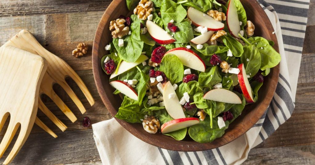 Ciotola di insalata con mele e noci