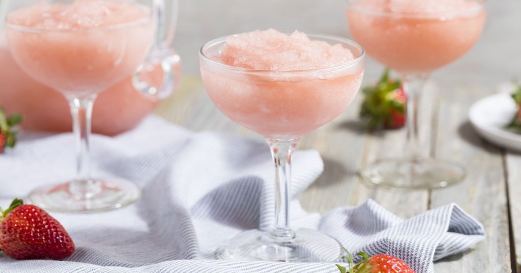 Calice di Frozen Rose con vino rosato Sancrispino