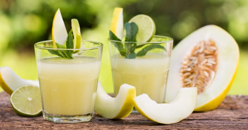 Bicchieri di punch al vino bianco e melone