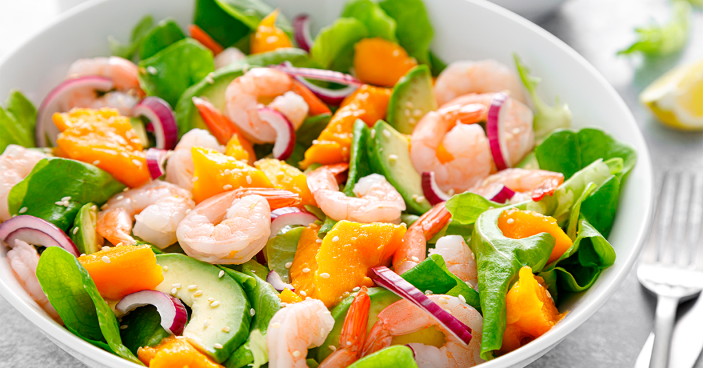 Insalata con gamberi, avocado e mango